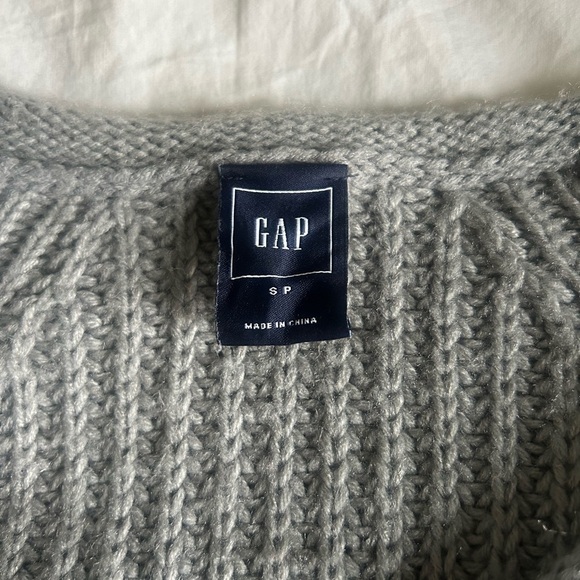 GAP Women’s Gray Crew Neck Sweater with Ribbed Knit - Picture 2 of 3